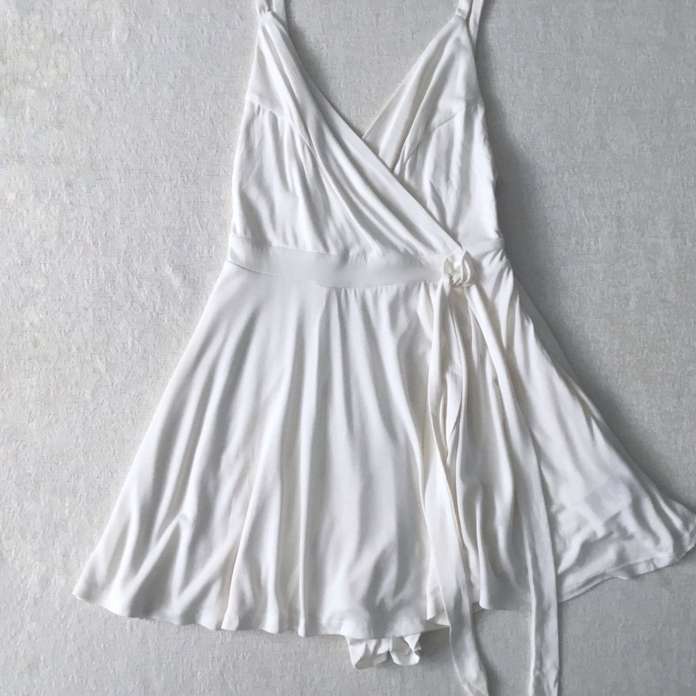 Urban Outfitters Kimchi Blue Size Small White Romper Flirty Girly Wrap Style - Picture 1 of 14